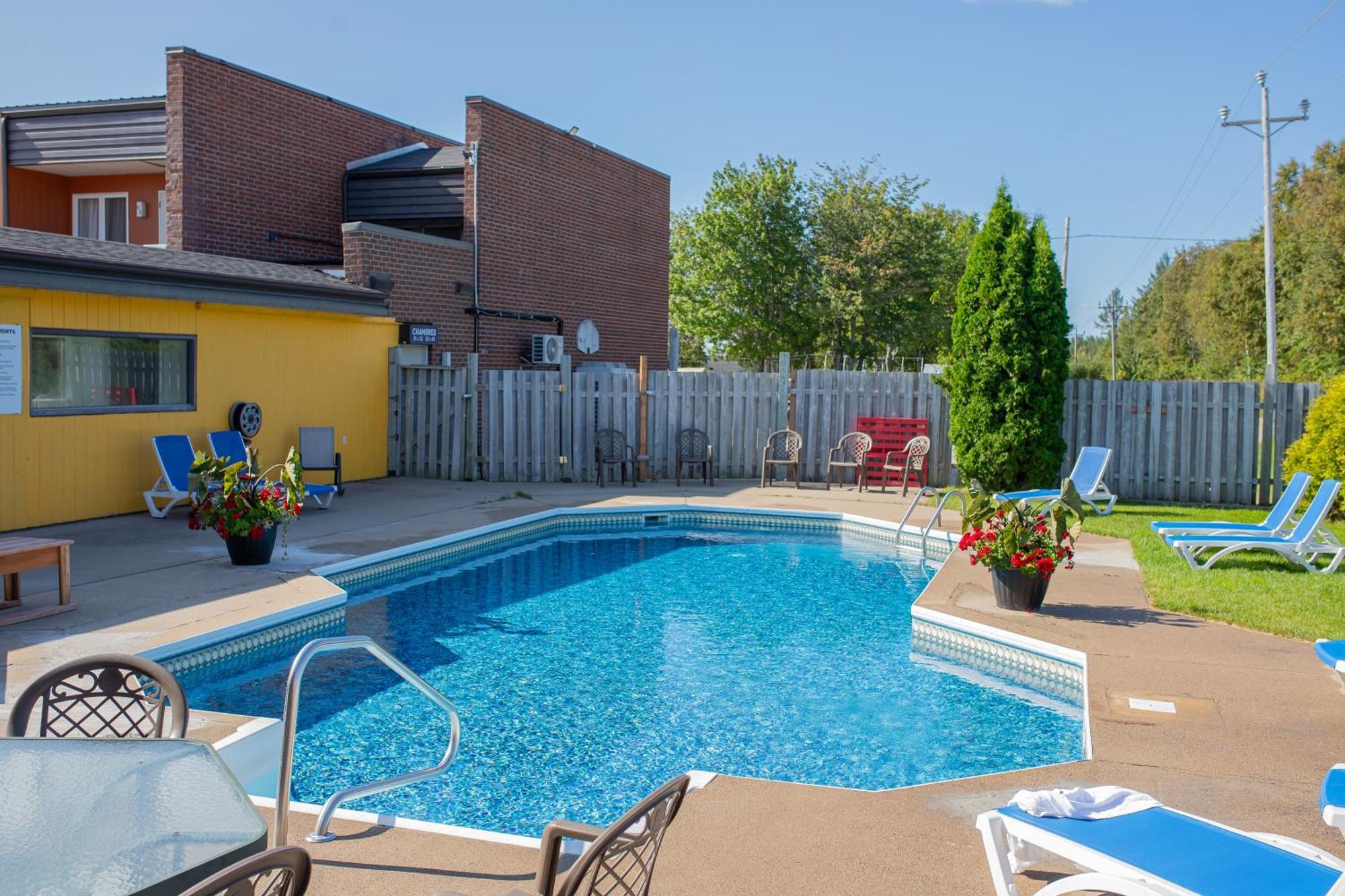 Complexe Hotelier Escoumins 레 제쿠망 외부 사진