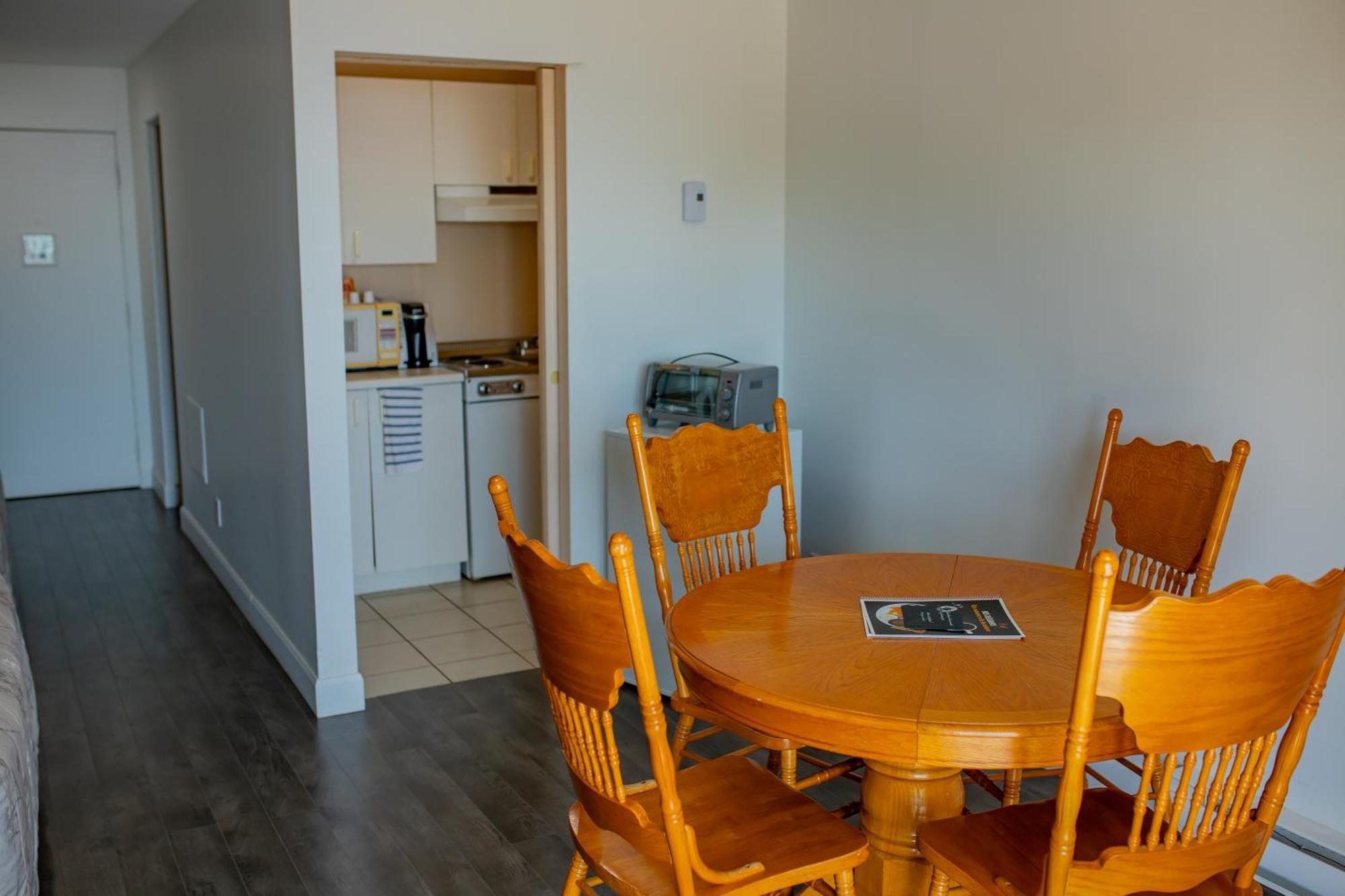 Complexe Hotelier Escoumins 레 제쿠망 외부 사진