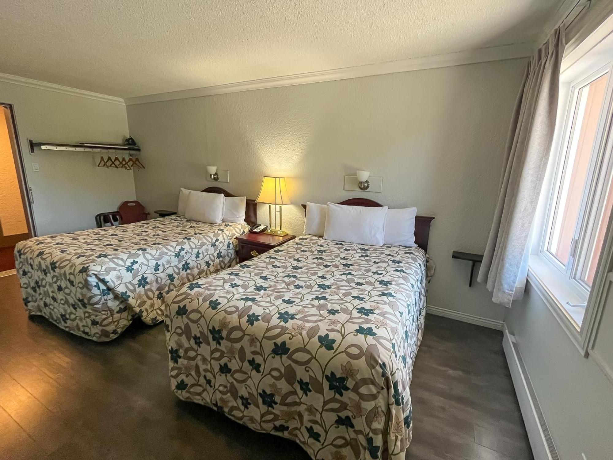 Complexe Hotelier Escoumins 레 제쿠망 외부 사진